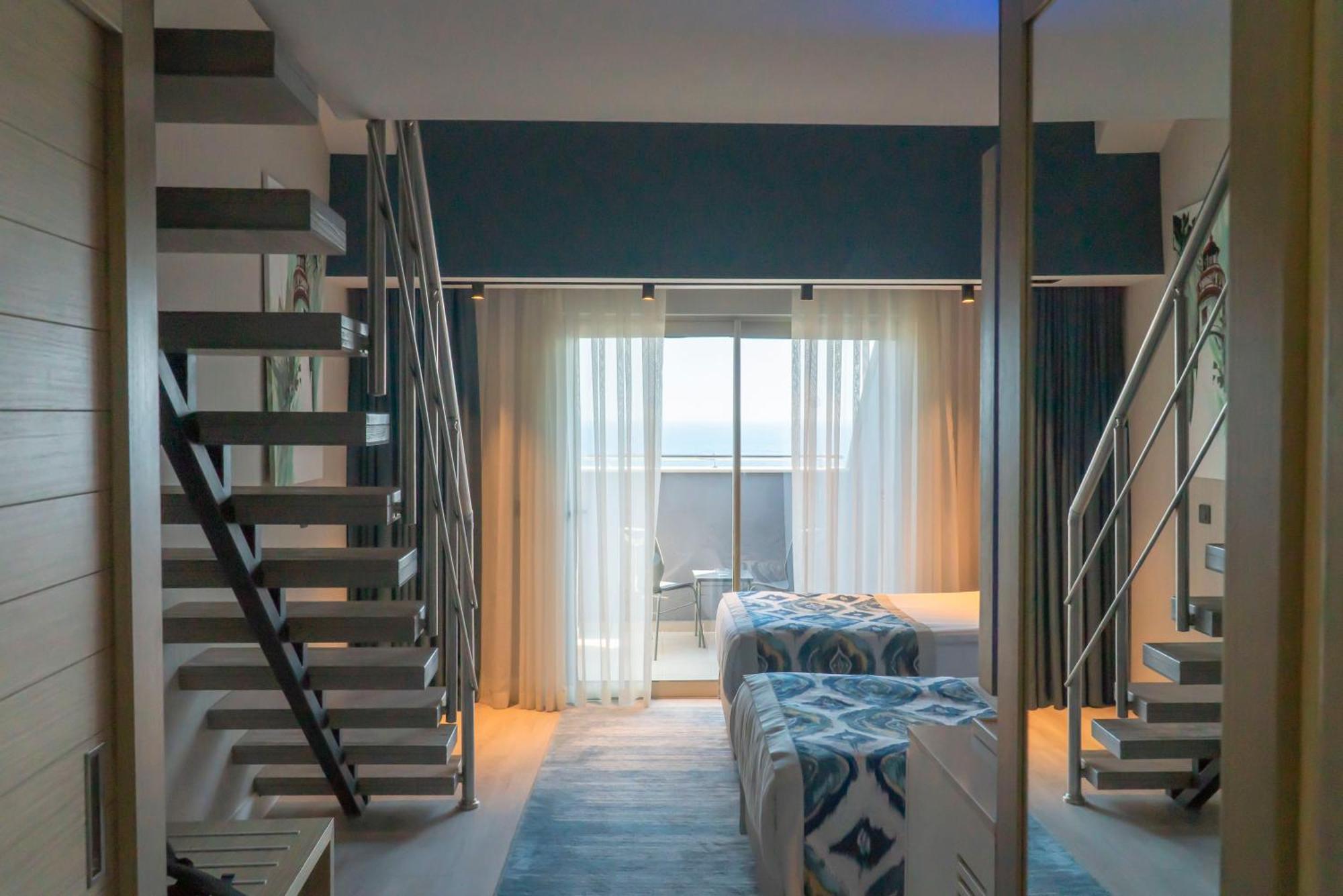 Family Room with Mountain View,1660230456:JPEG